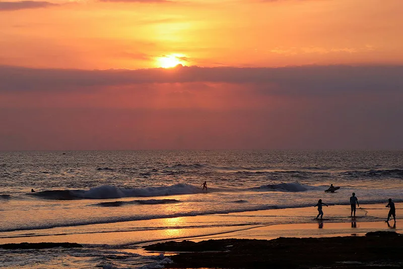 Sonnenuntergang am Strand von Canggu Bali.