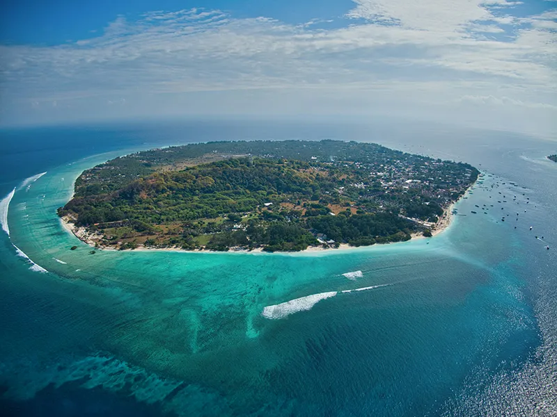 Türkisfarbenes Wasser und weißer Sandstrand auf den Gili-Inseln.