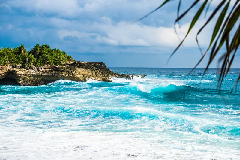 Klares blaues Wasser und Boote auf der Insel Nusa Lembongan Indonesien.