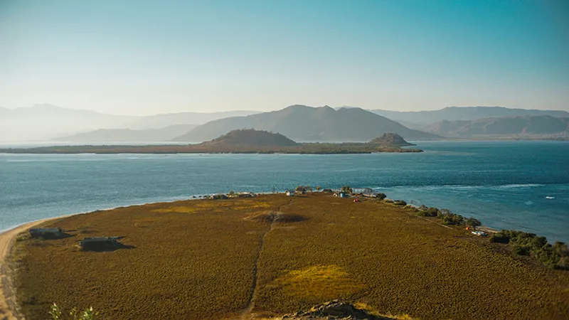 Wilde Küste und brechende Wellen an einem abgelegenen Strand in Sumbawa.